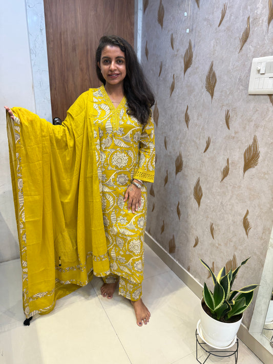 Kalamkari Printed Kurti With Pant and Applique Dupatta -HSC1278