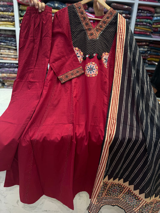 Appliqué Work Kurti with Pant and Constrast Dupatta